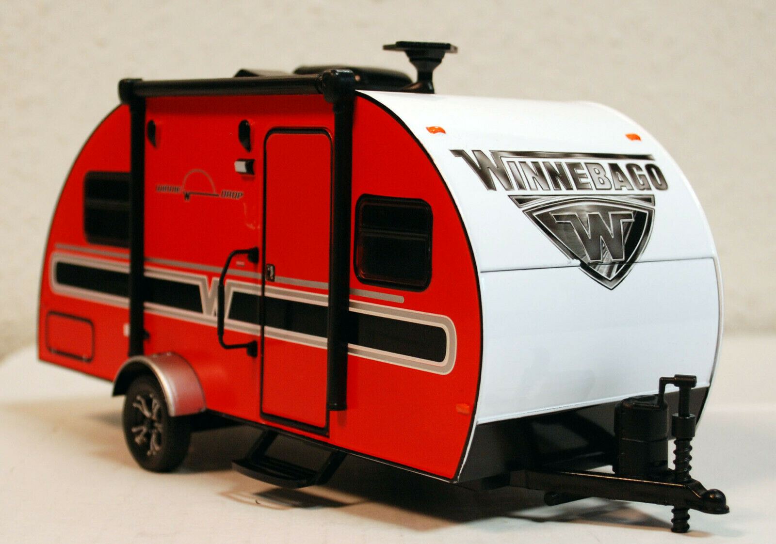 2017 Winnebago Winnie Drop Camping Trailer Anhänger 1:24 Green Light 18450