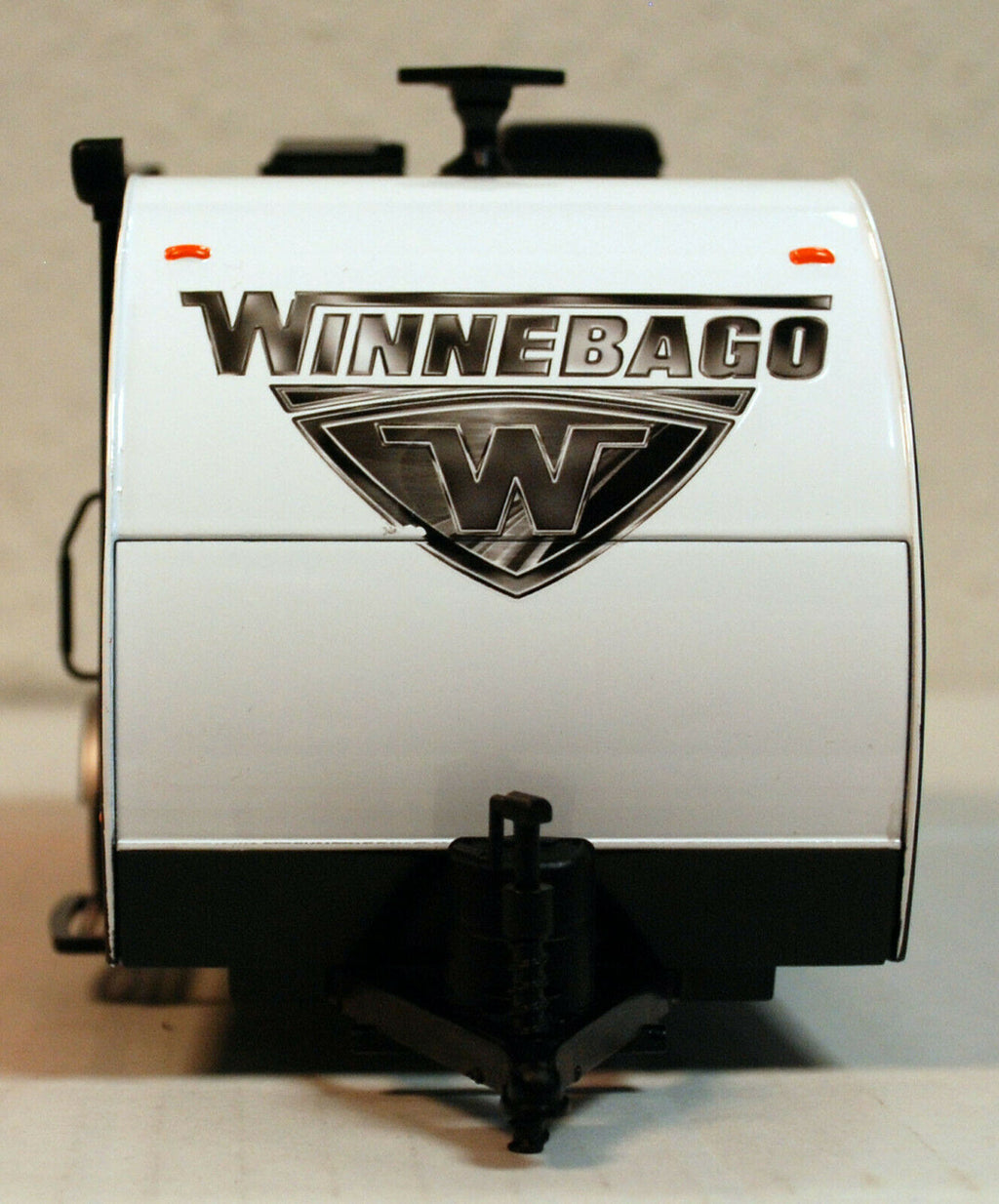 2017 Winnebago Winnie Drop Camping Trailer Anhänger 1:24 Green Light 18450