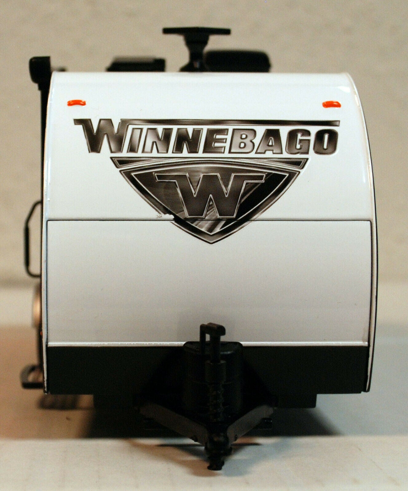 2017 Winnebago Winnie Drop Camping Trailer Anhänger 1:24 Green Light 18450