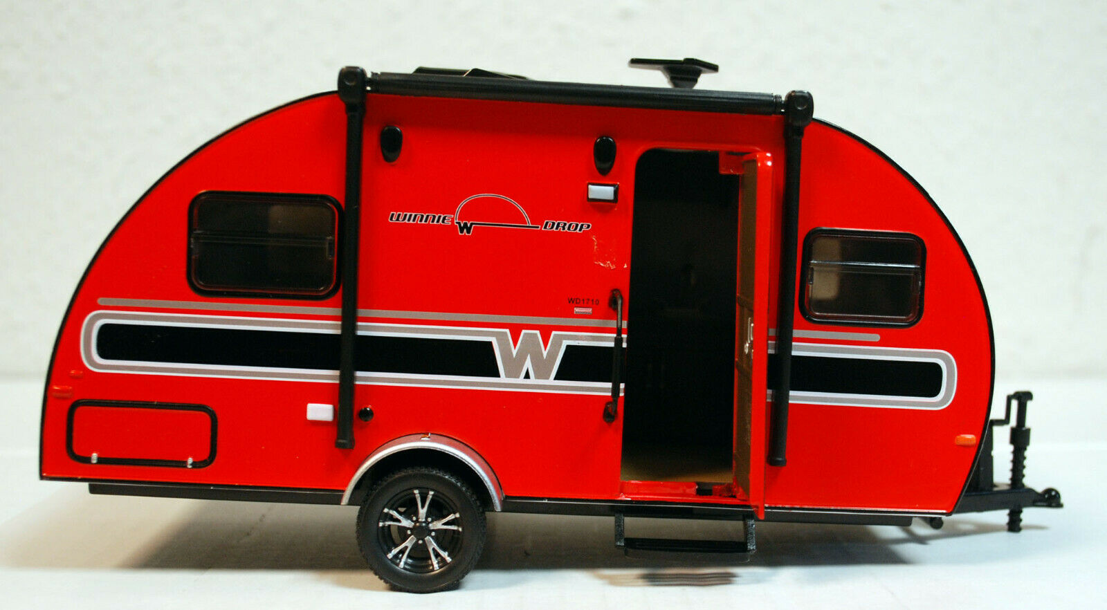 2017 Winnebago Winnie Drop Camping Trailer Anhänger 1:24 Green Light 18450