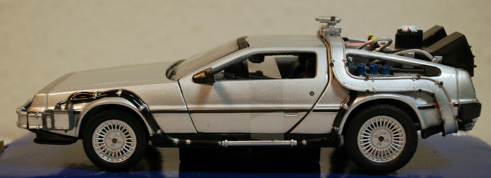 1985 Zurück in die Zukunft II De Lorean DMC 12 Time Machine 1:24 Welly 22441W