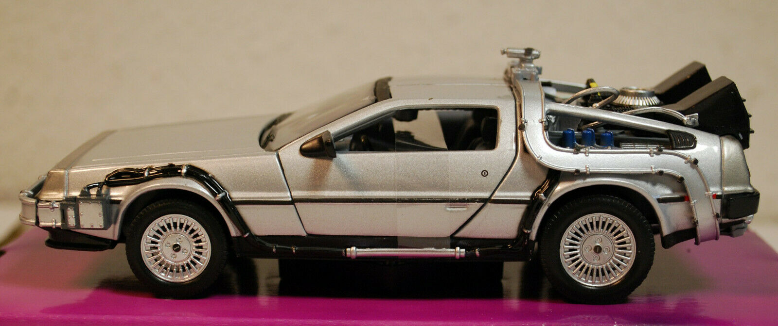 1985 Zurück in die Zukunft I DeLorean DMC 12 Time Machine 1:24 Welly 22443
