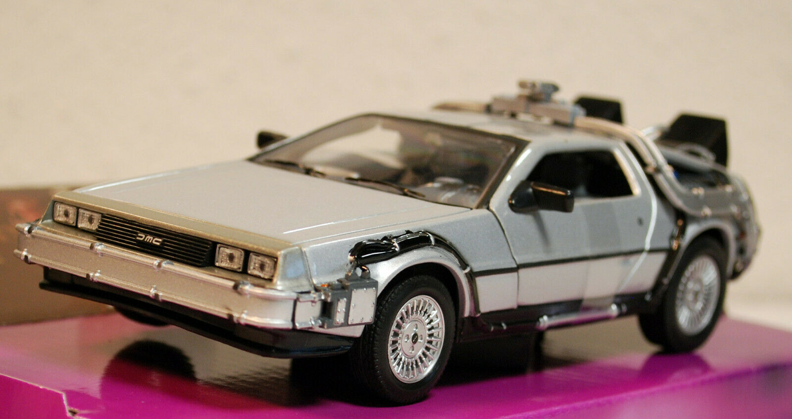 1985 Zurück in die Zukunft I DeLorean DMC 12 Time Machine 1:24 Welly 22443