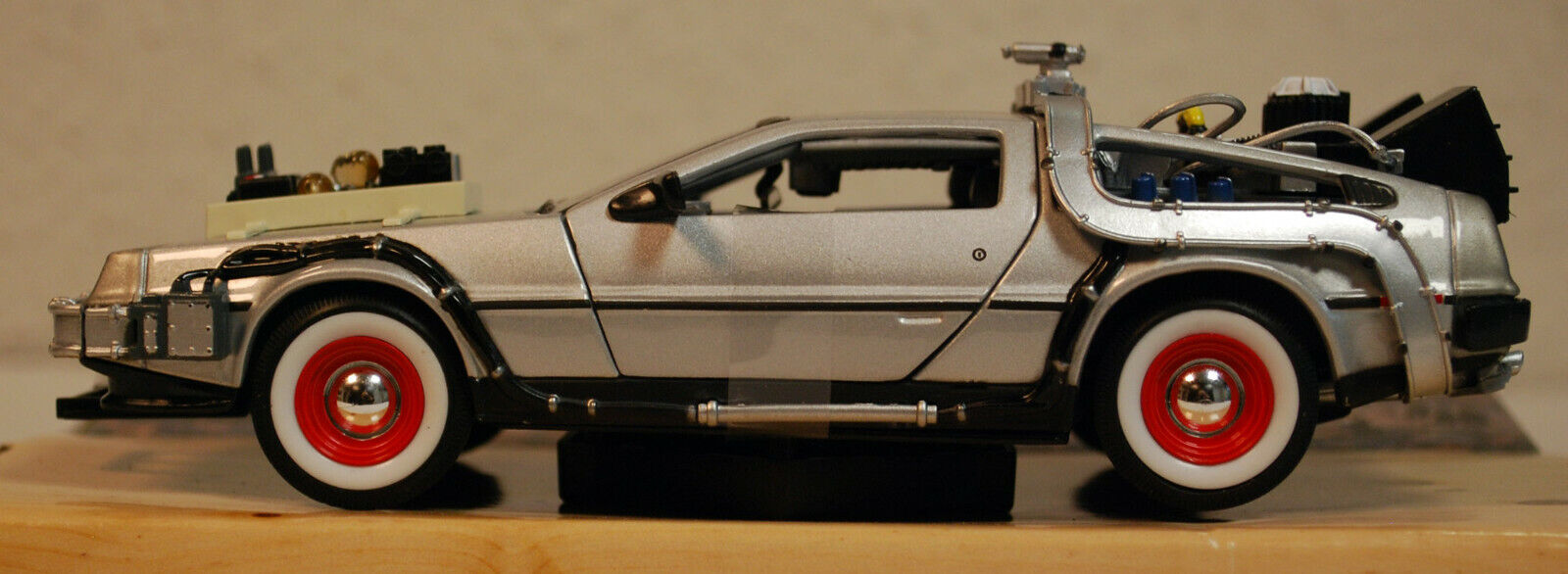 1985 Zurück in die Zukunft III De Lorean DMC 12 Time Machine 1:24 Welly 22444