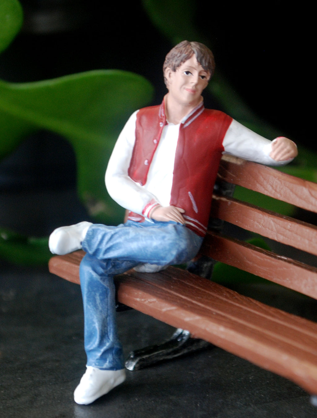 23925 American Diorama Seated Figure Adam 1:24