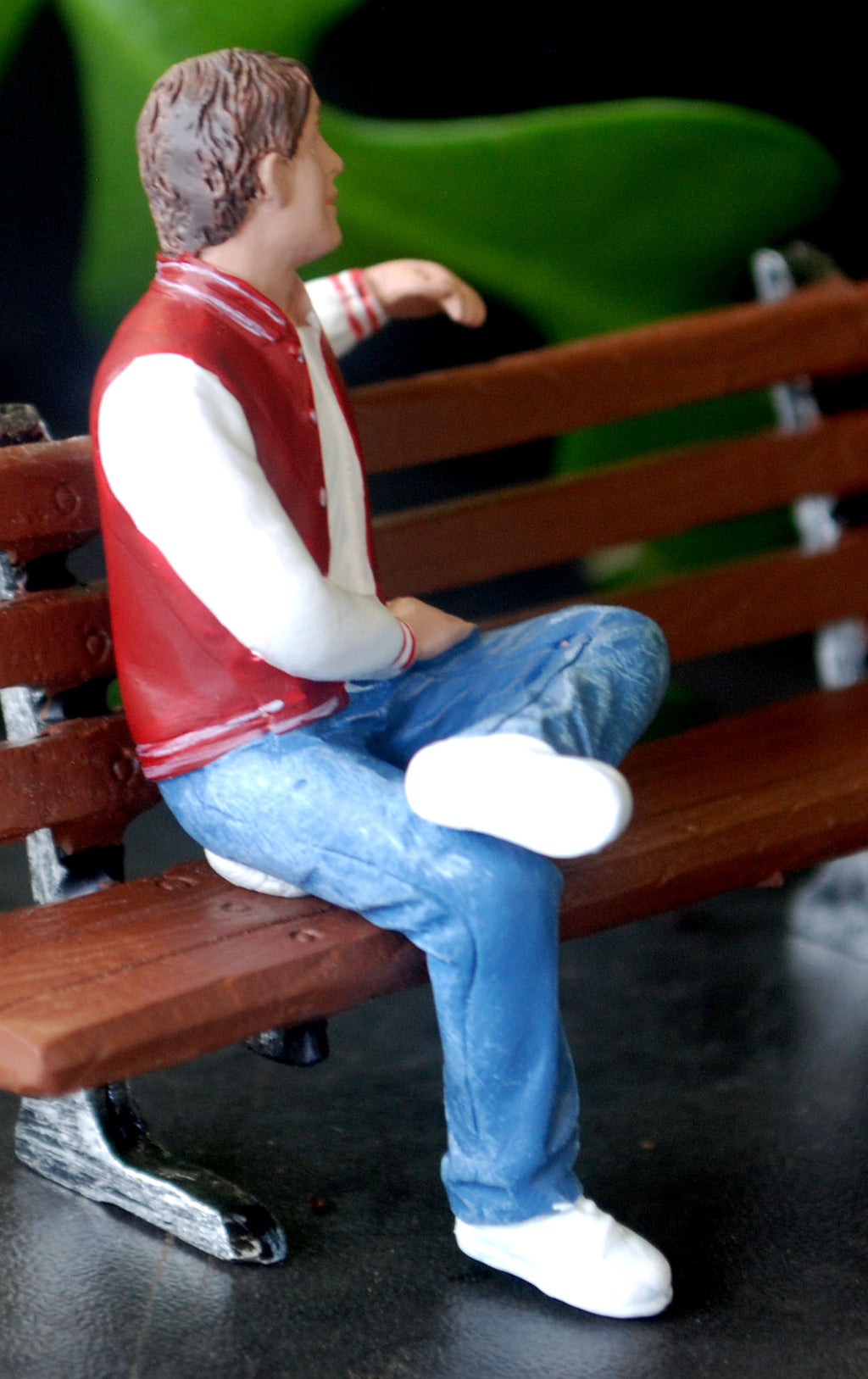23925 American Diorama Seated Figure Adam 1:24