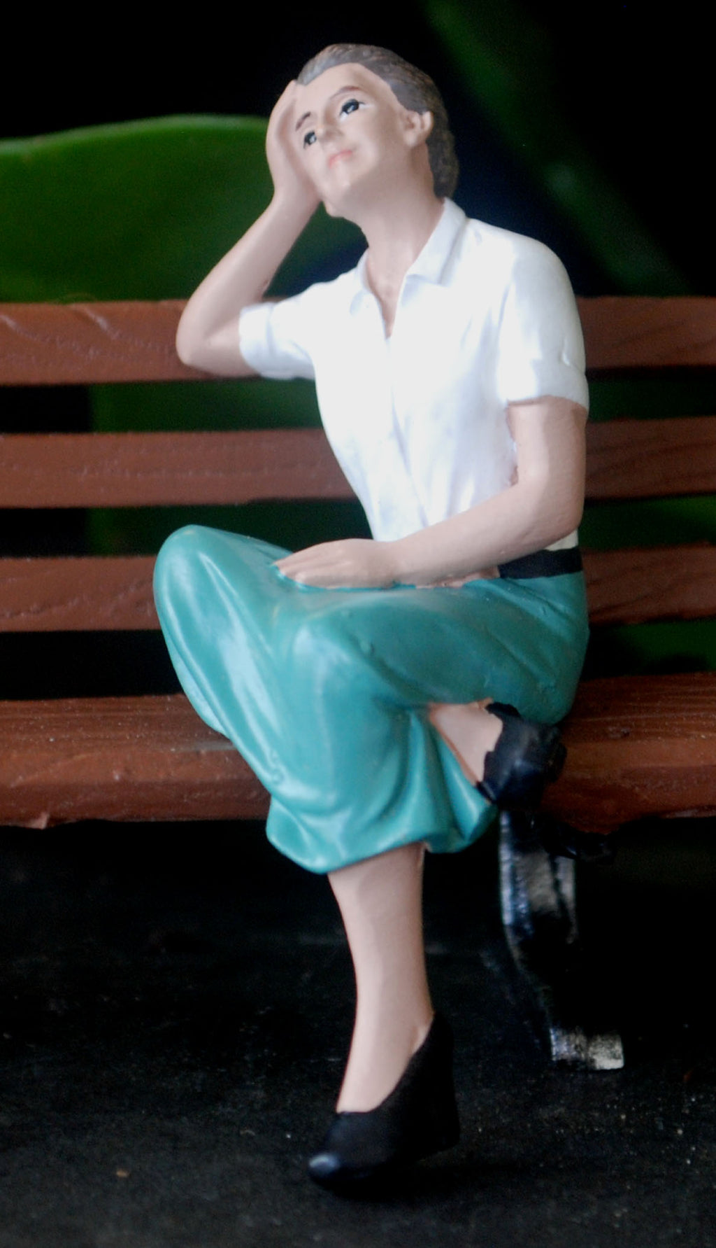 23926 American Diorama Seated Figure Kristan 1:24