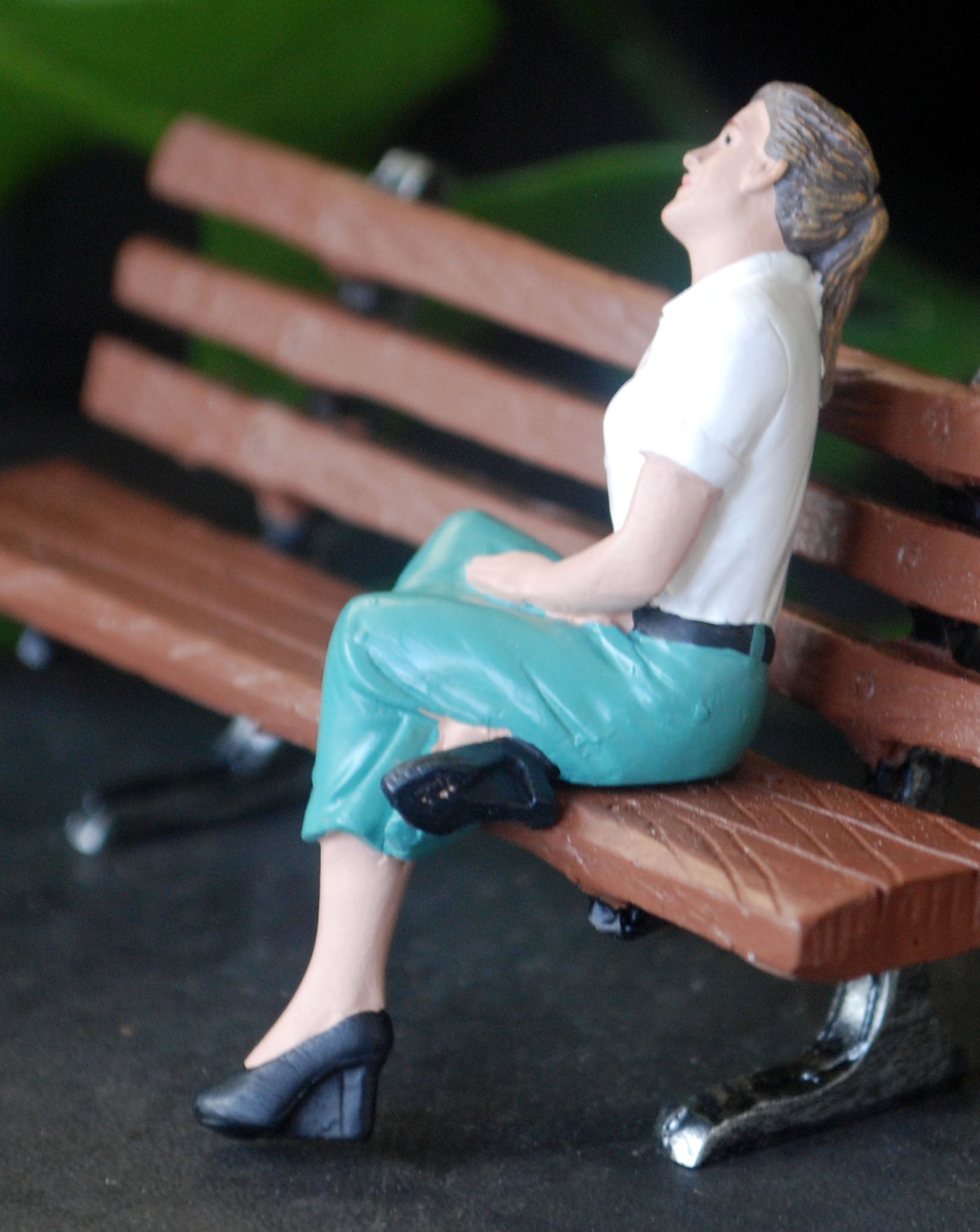 23926 American Diorama Seated Figure Kristan 1:24