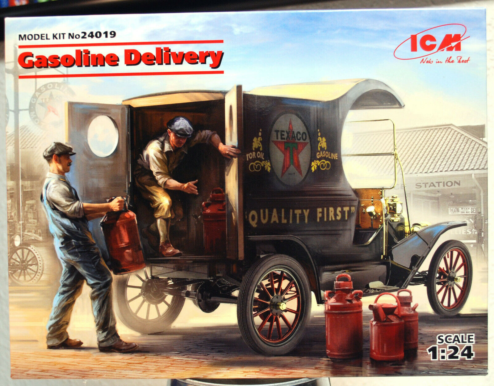 1912  Ford Model T Light Delivery Car Gasoline Delivery 1:24  ICM 24019
