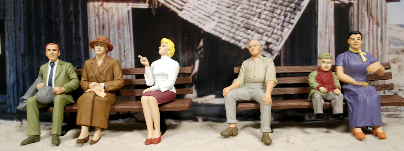 Set 331502 Pola 6 Sitzende Figuren handbemalt & 2 Parkbänke 1:24 1:22,5