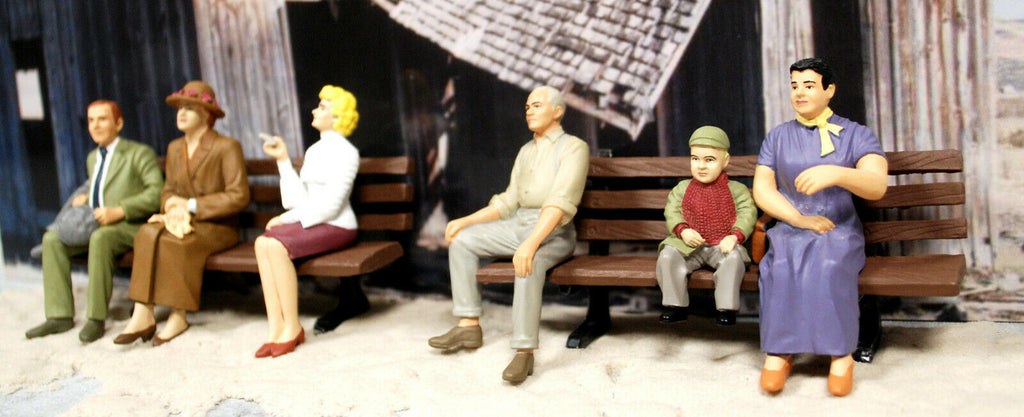 Set 331502 Pola 6 Sitzende Figuren handbemalt & 2 Parkbänke 1:24 1:22,5