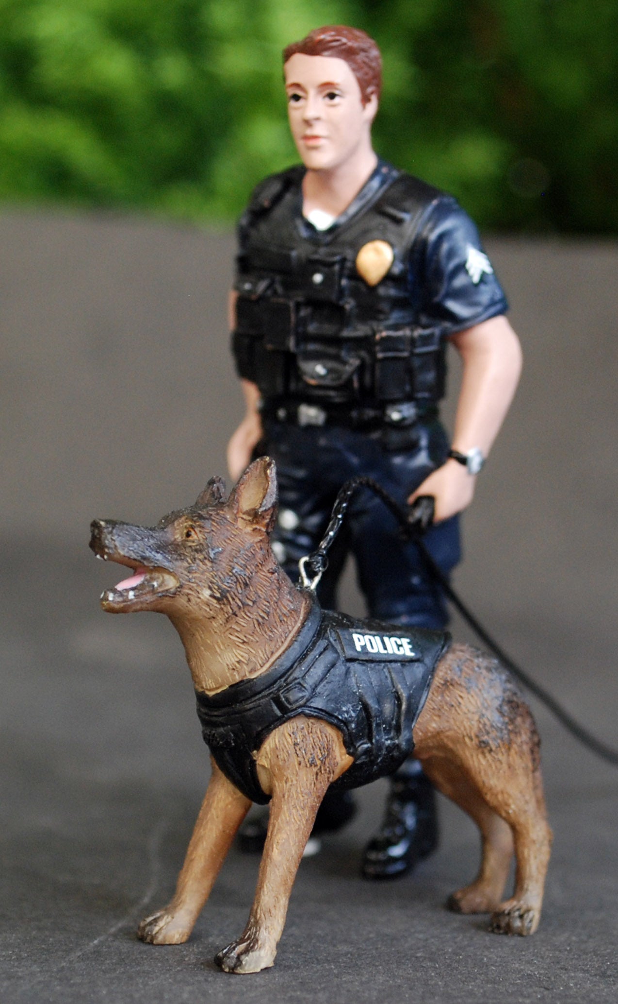 38263 American Diorama Police Officer mit K 9 Schäferhund I 1:24