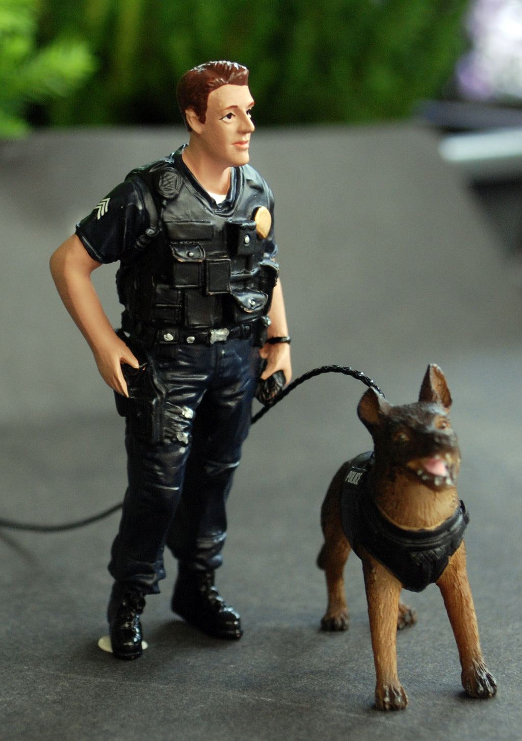 38263 American Diorama Police Officer mit K 9 Schäferhund I 1:24