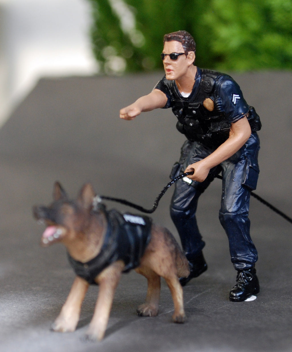 38264 American Diorama Police Officer mit K 9 Schäferhund II 1:24