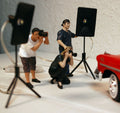 American Diorama 38439B Set LED Strahler inkl. Fotografen und Model 1:24 Figuren