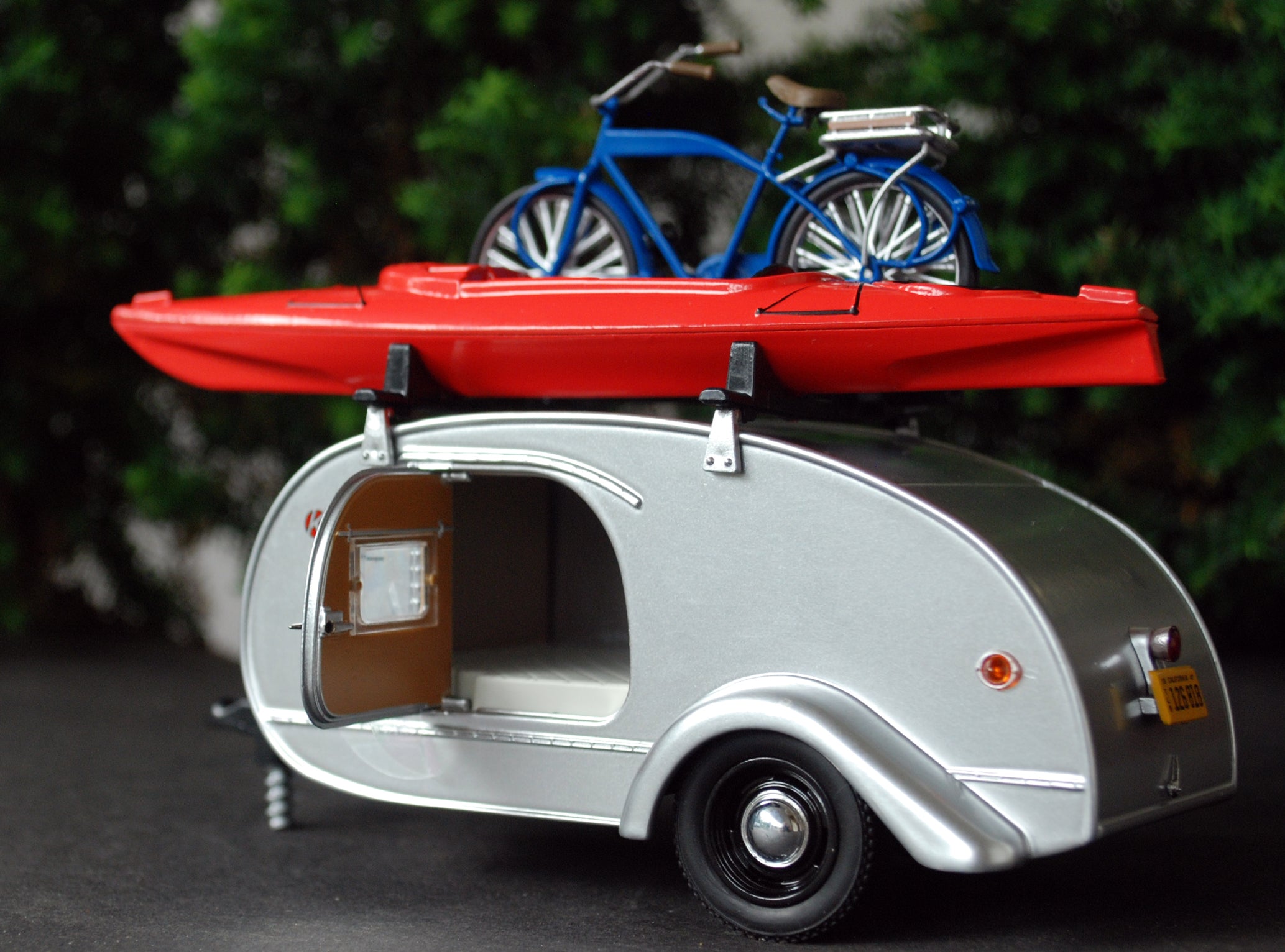 Green Light 18460B 1947 Ken Skill Teardrop Camping Trailer Camping Anhänger 1:24
