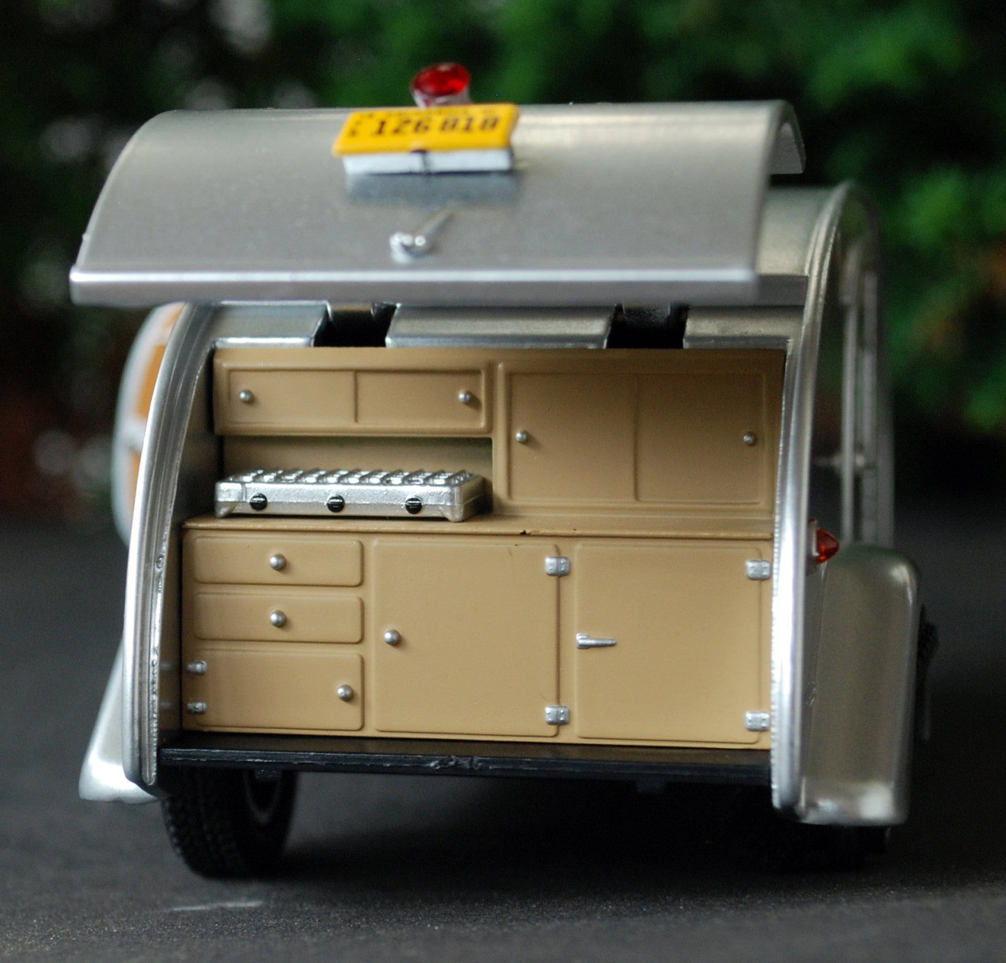1947 Ken Skill Teardrop Camping Trailer Camping Anhänger 1:24 Green Light 18440