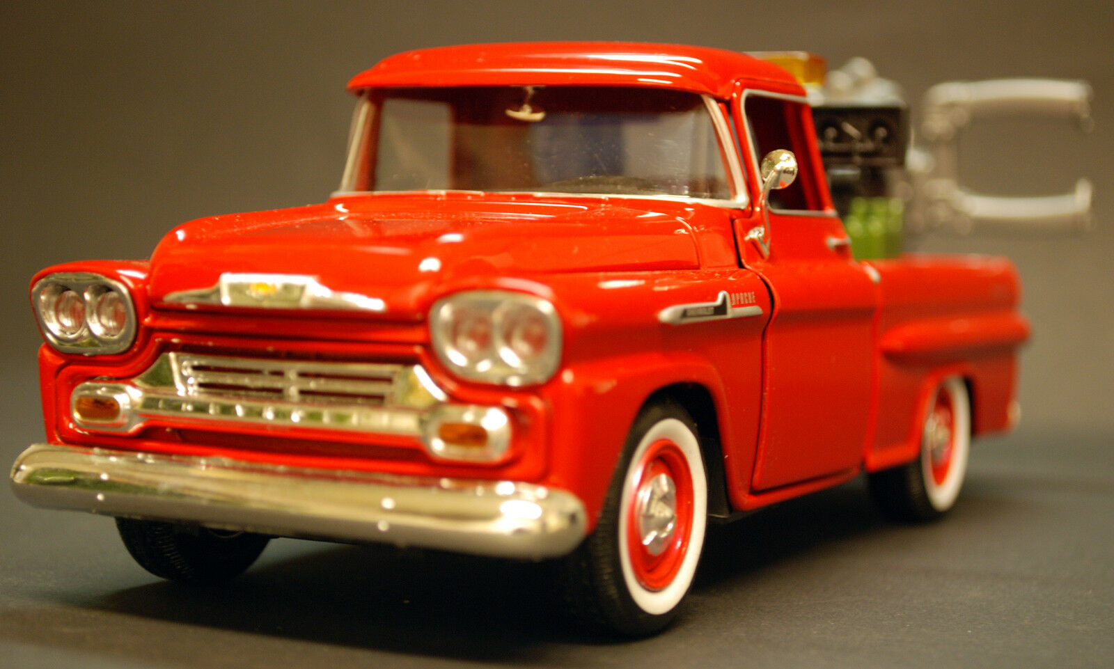 1958 Chevrolet Apache Pickup Wrecker Pannenhilfe 1:24 Motor Max 75430 AC