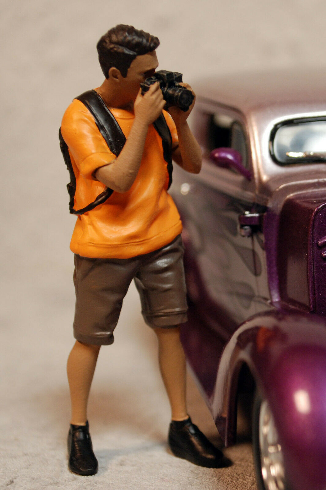 76389B American Diorama Car Meet 2 Figure Set 6 Figuren 1:24