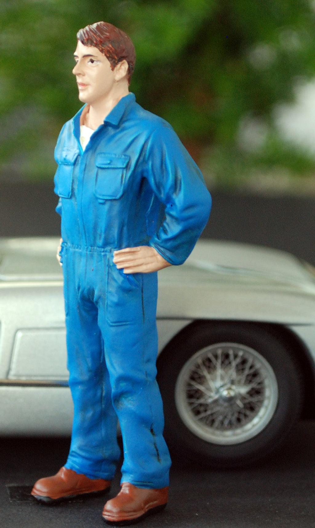 77494 American Diorama Werkstatt Team Mechanic John inspecting, 1:24