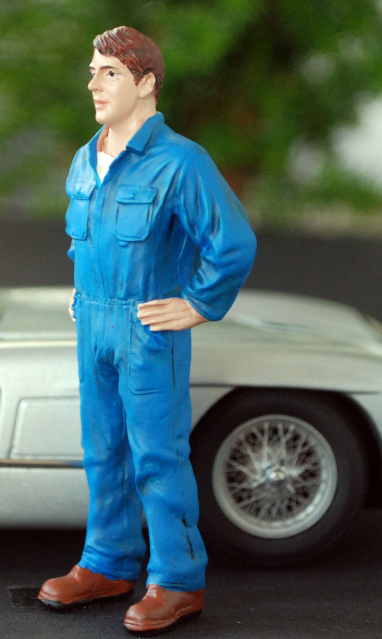 77494 American Diorama Werkstatt Team Mechanic John inspecting, 1:24