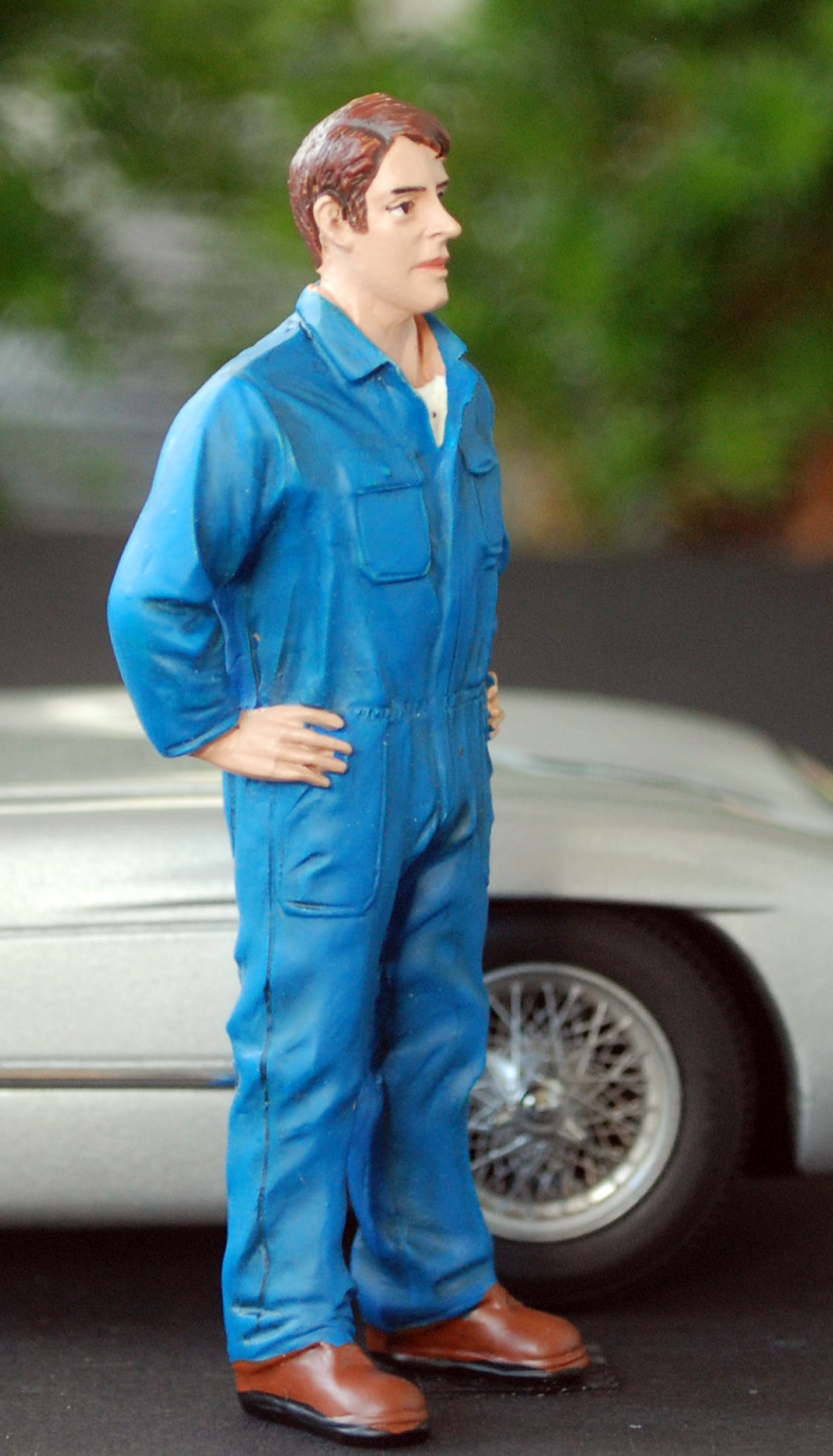 77494 American Diorama Werkstatt Team Mechanic John inspecting, 1:24