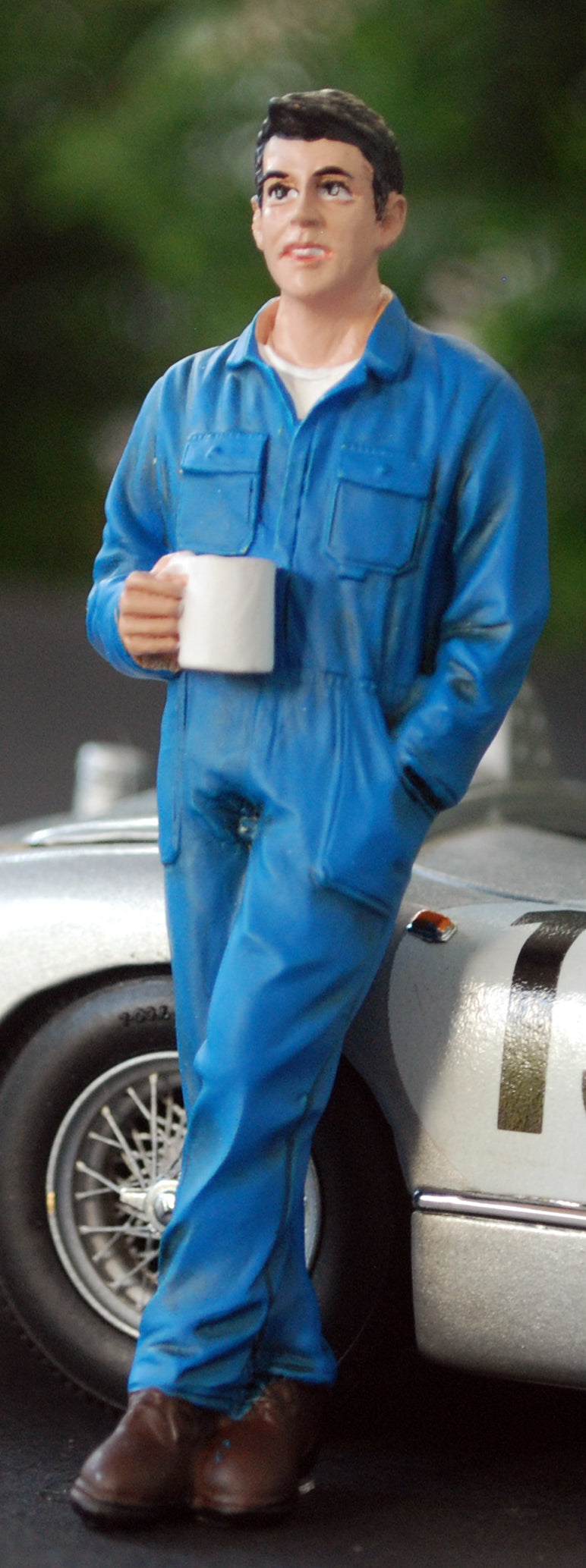77495 American Diorama Werkstatt Team Mechanic Larry taking break 1:24
