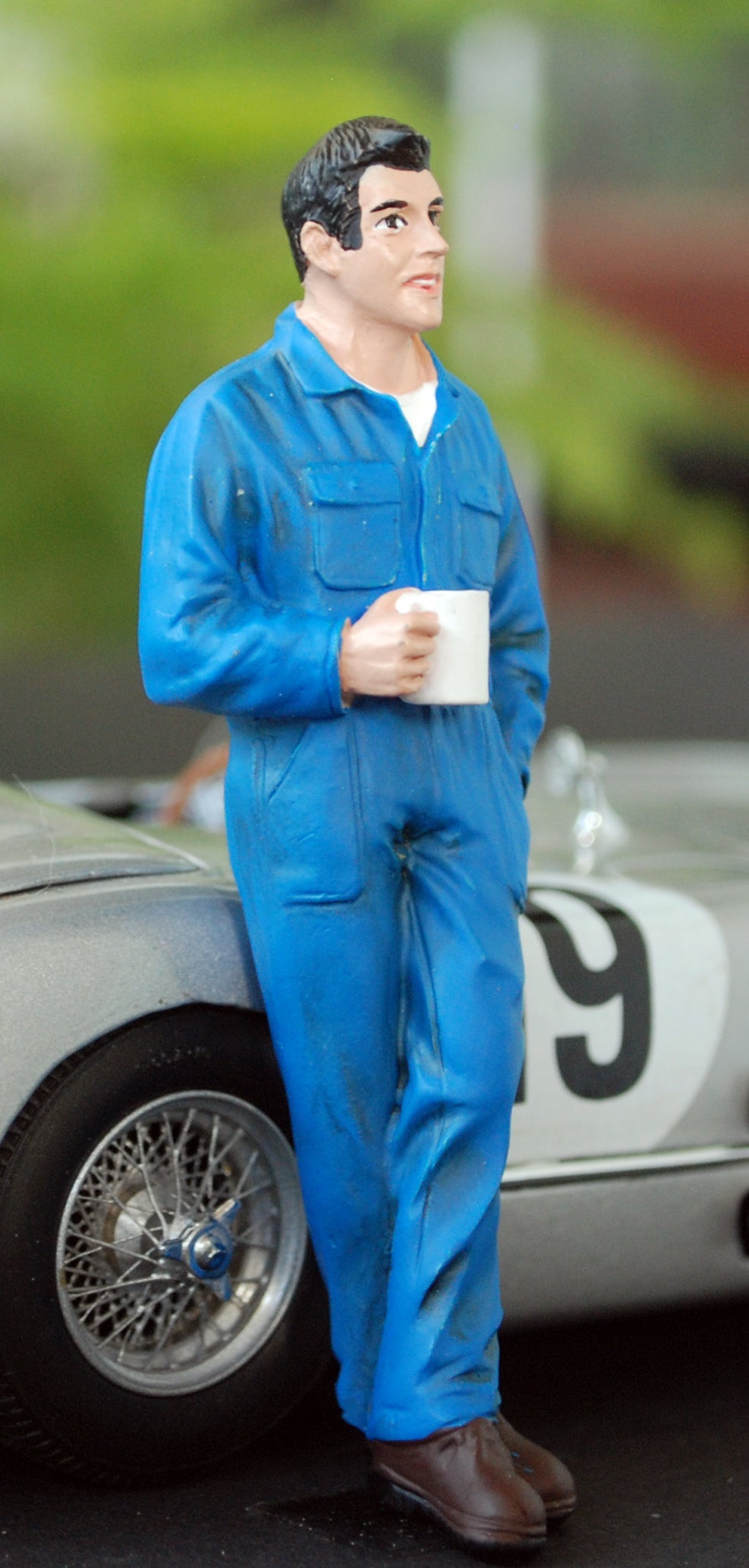 77495 American Diorama Werkstatt Team Mechanic Larry taking break 1:24