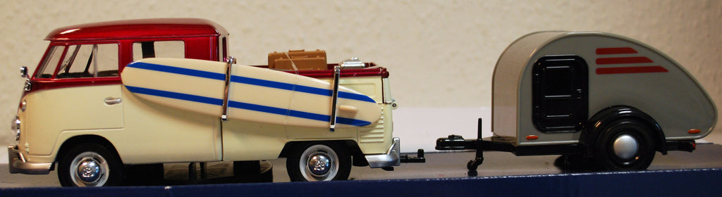 Motor Max 79673 1959 Volkswagen VW T 1 Bulli DoKa m. Surfbrett & Trailer 1:24