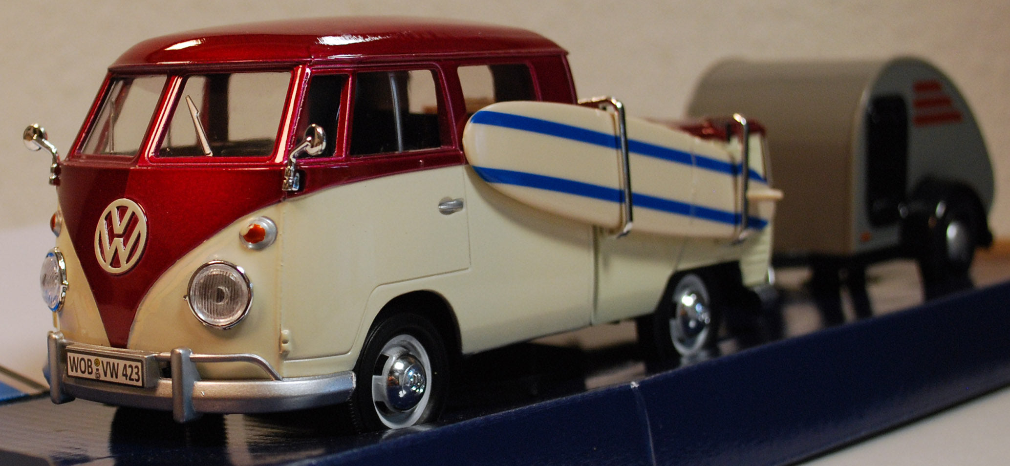 Motor Max 79673 1959 Volkswagen VW T 1 Bulli DoKa m. Surfbrett & Trailer 1:24