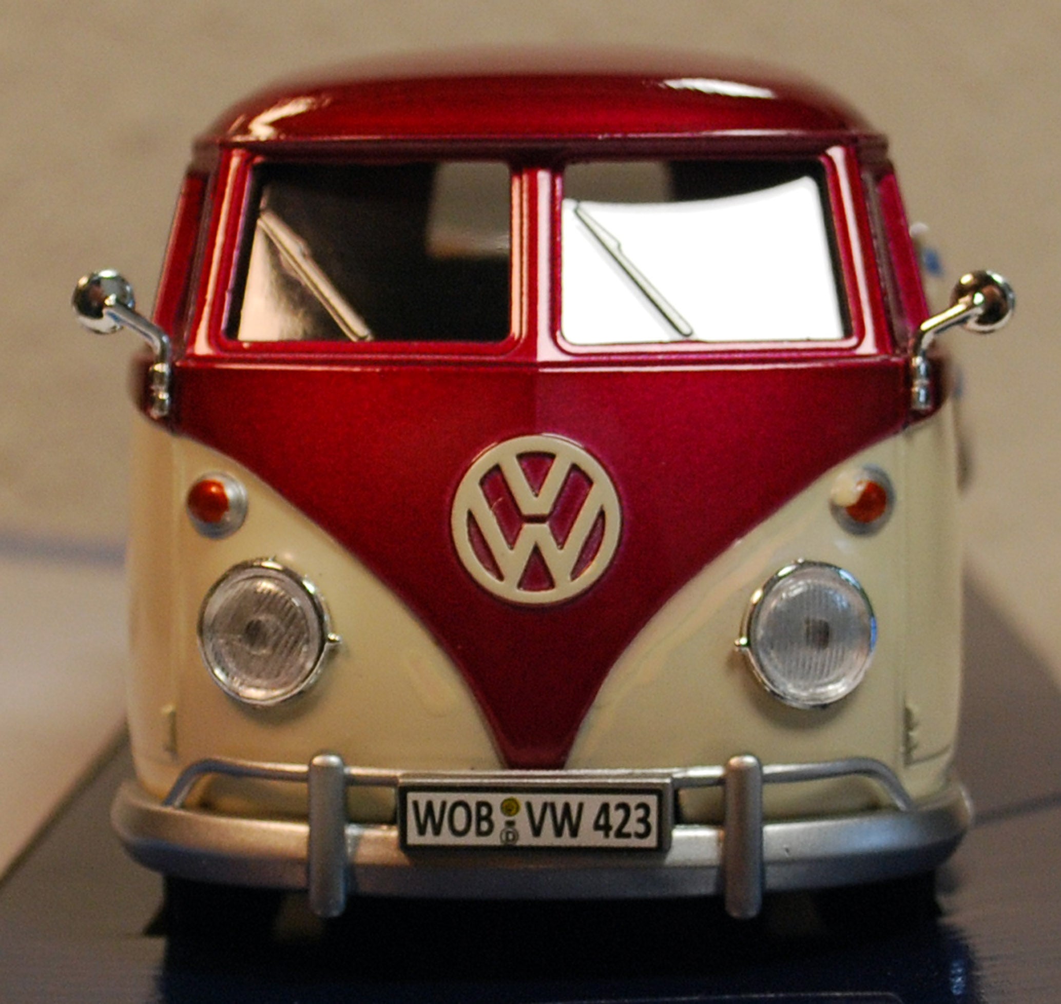 Motor Max 79673 1959 Volkswagen VW T 1 Bulli DoKa m. Surfbrett & Trailer 1:24