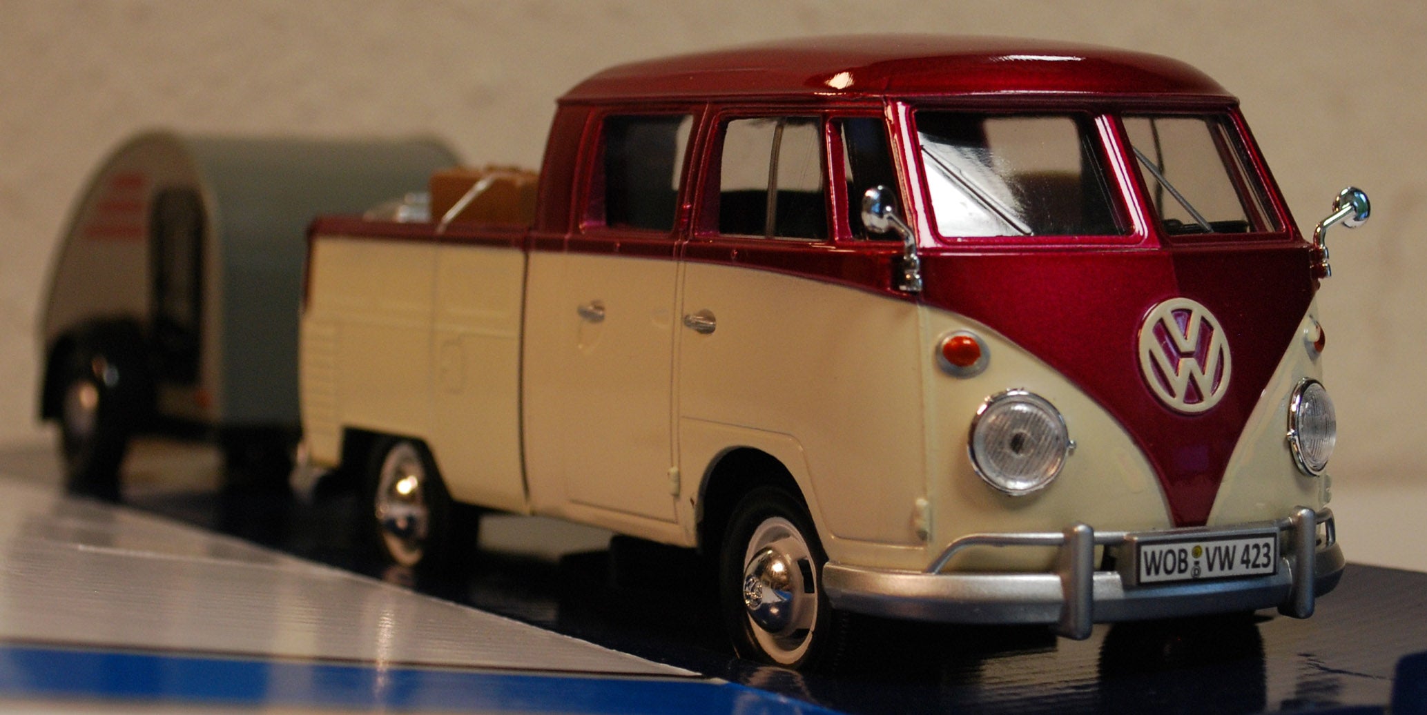 Motor Max 79673 1959 Volkswagen VW T 1 Bulli DoKa m. Surfbrett & Trailer 1:24