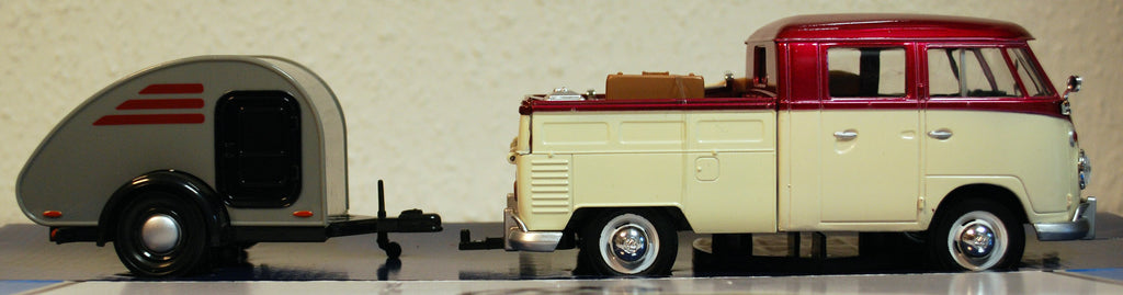 Motor Max 79673 1959 Volkswagen VW T 1 Bulli DoKa m. Surfbrett & Trailer 1:24