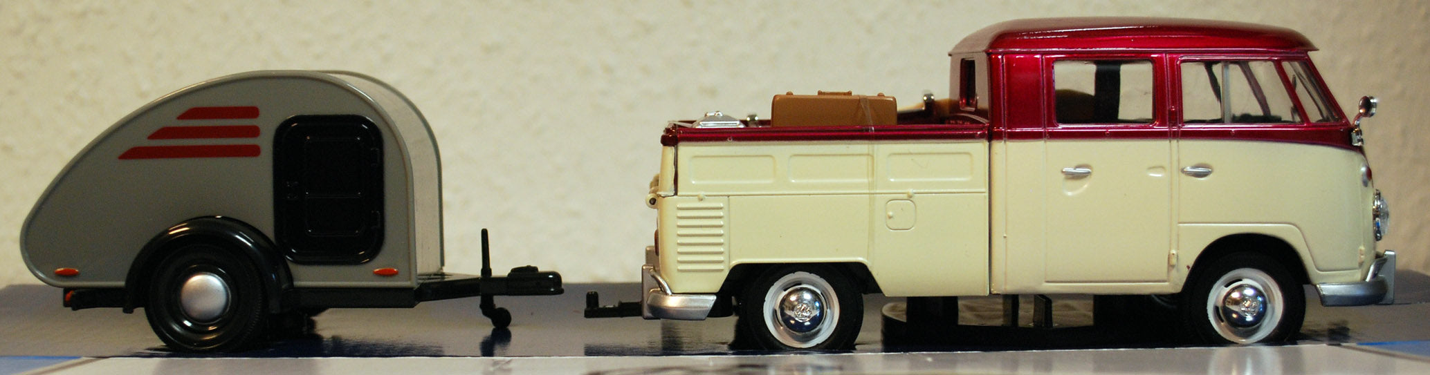 Motor Max 79673 1959 Volkswagen VW T 1 Bulli DoKa m. Surfbrett & Trailer 1:24