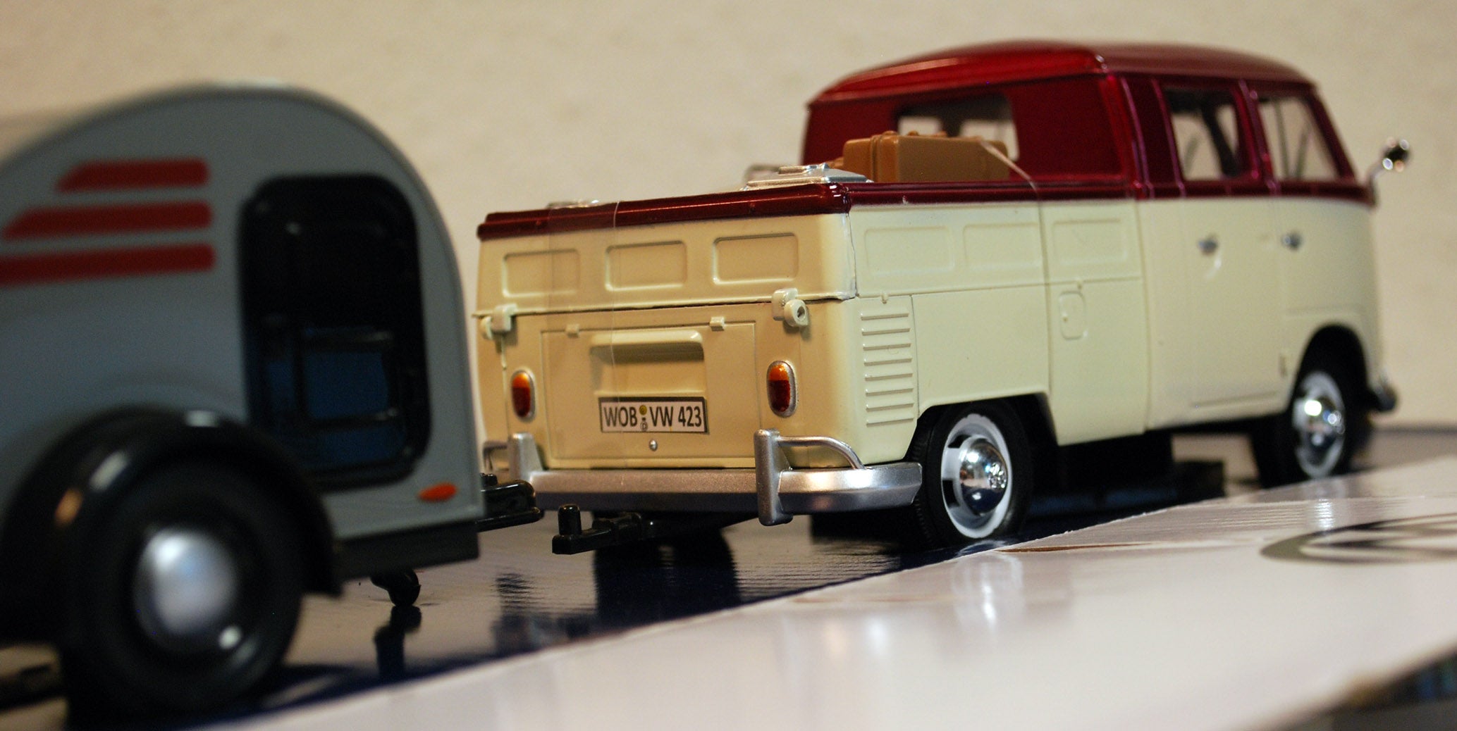 Motor Max 79673 1959 Volkswagen VW T 1 Bulli DoKa m. Surfbrett & Trailer 1:24