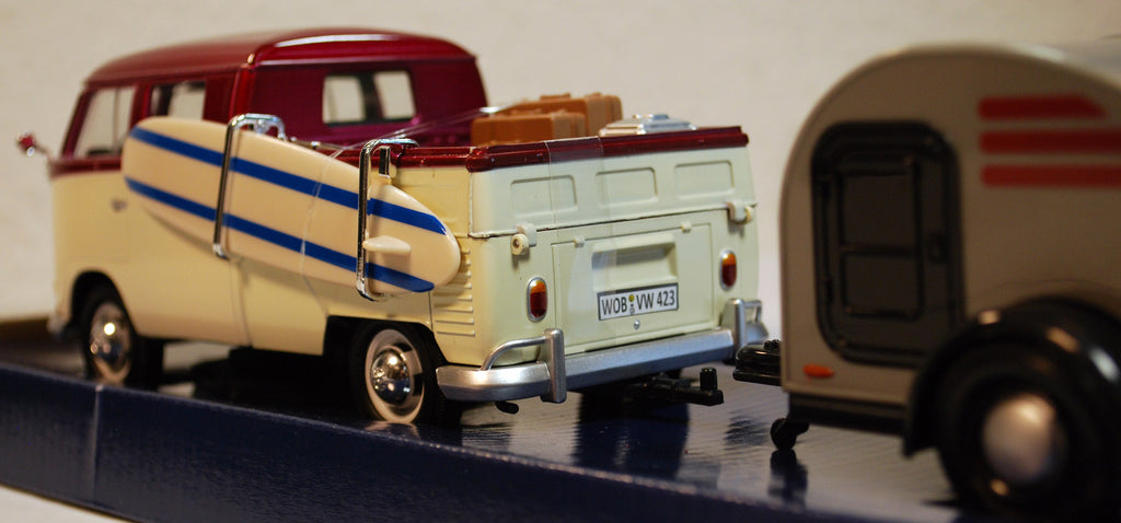 Motor Max 79673 1959 Volkswagen VW T 1 Bulli DoKa m. Surfbrett & Trailer 1:24
