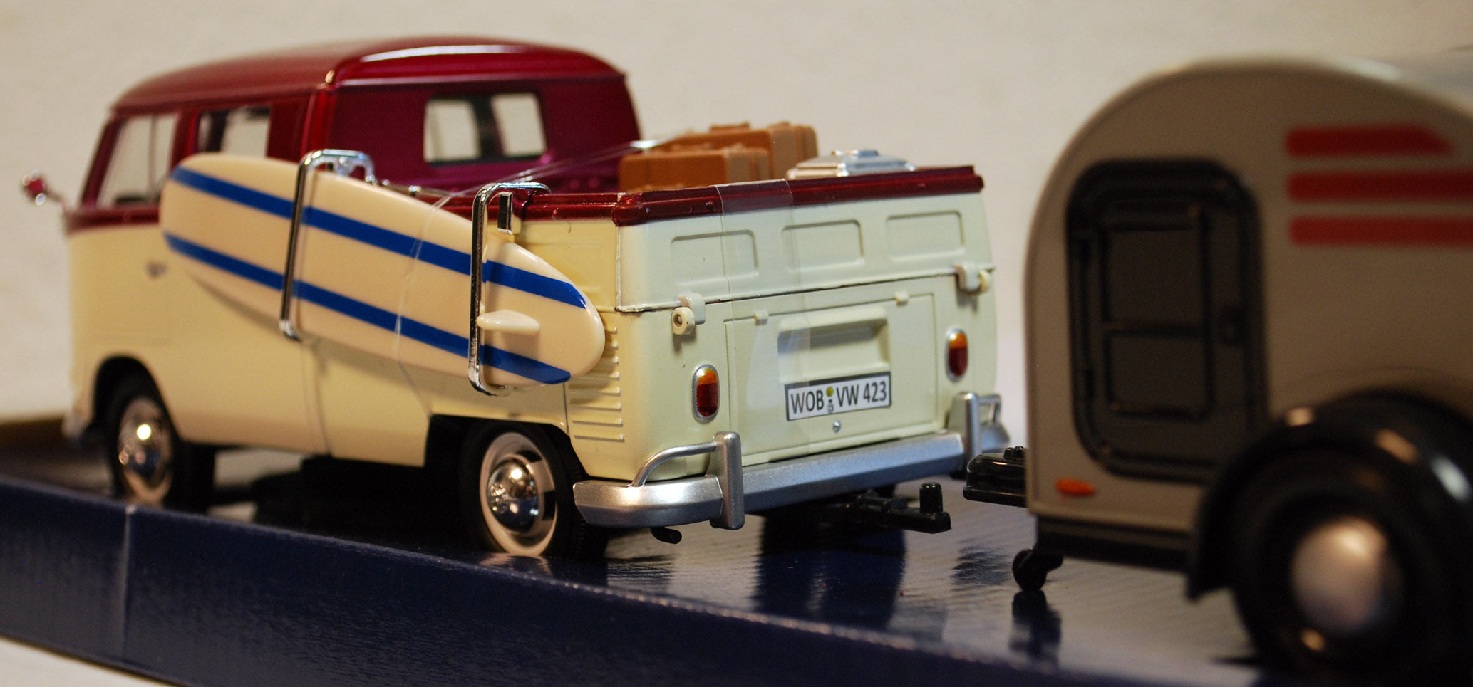 Motor Max 79673 1959 Volkswagen VW T 1 Bulli DoKa m. Surfbrett & Trailer 1:24