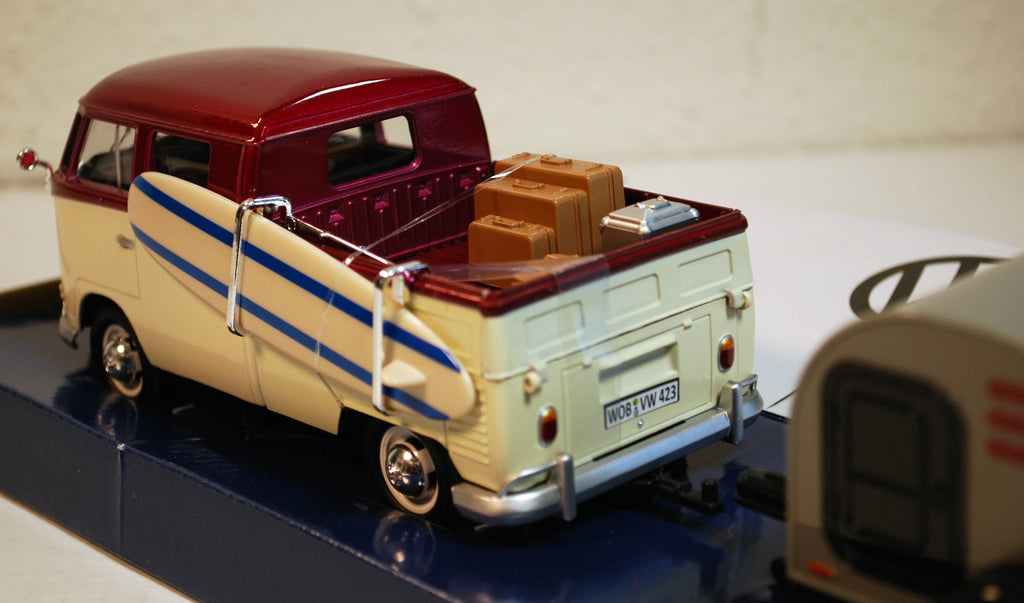Motor Max 79673 1959 Volkswagen VW T 1 Bulli DoKa m. Surfbrett & Trailer 1:24