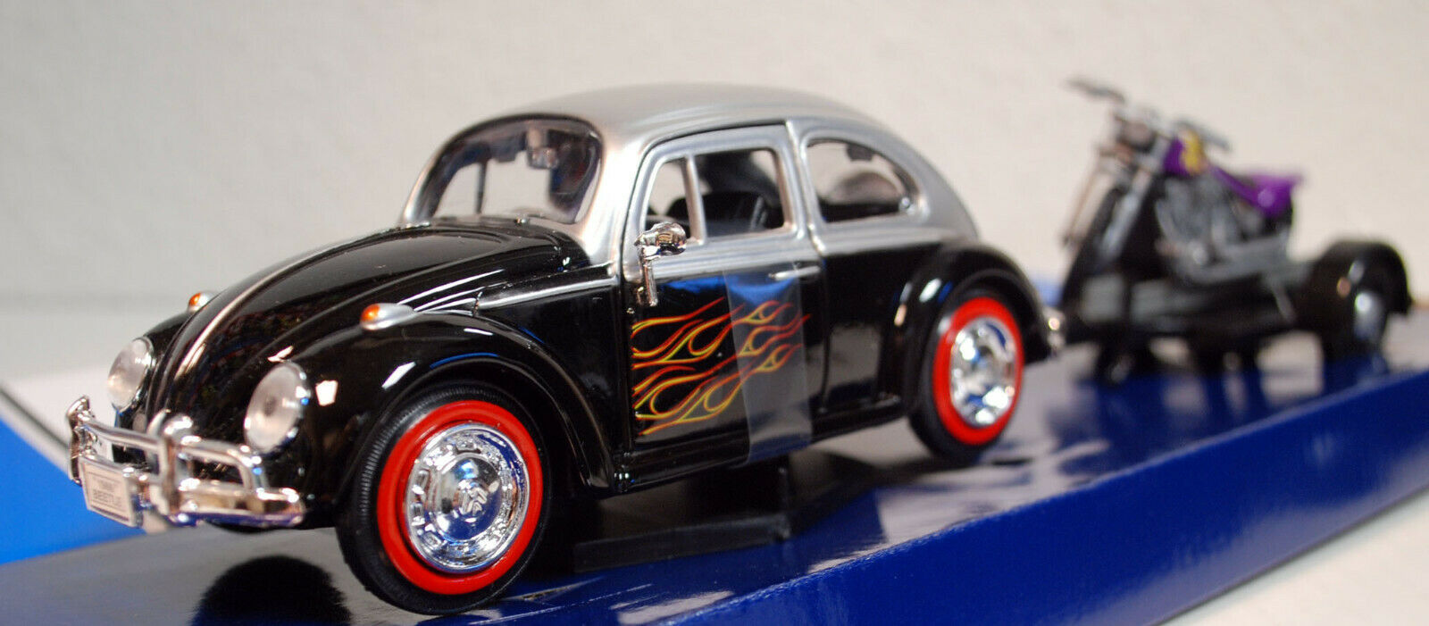 1966 Volkswagen 1300 Käfer Beetle  m. Anhänger & Motorrad 1:24 Motor Max 79675
