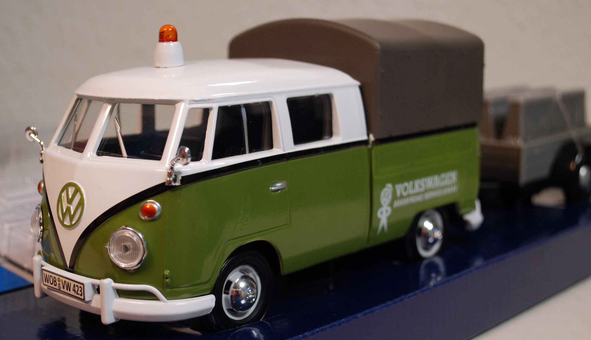 Motor Max 79676 1959 Volkswagen VW T 1 DoKa Straßenmeisterei m. Anhänger 1:24