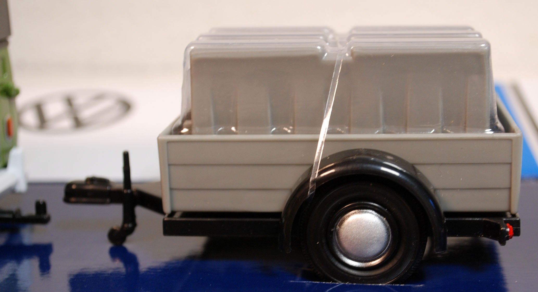 Motor Max 79676 1959 Volkswagen VW T 1 DoKa Straßenmeisterei m. Anhänger 1:24
