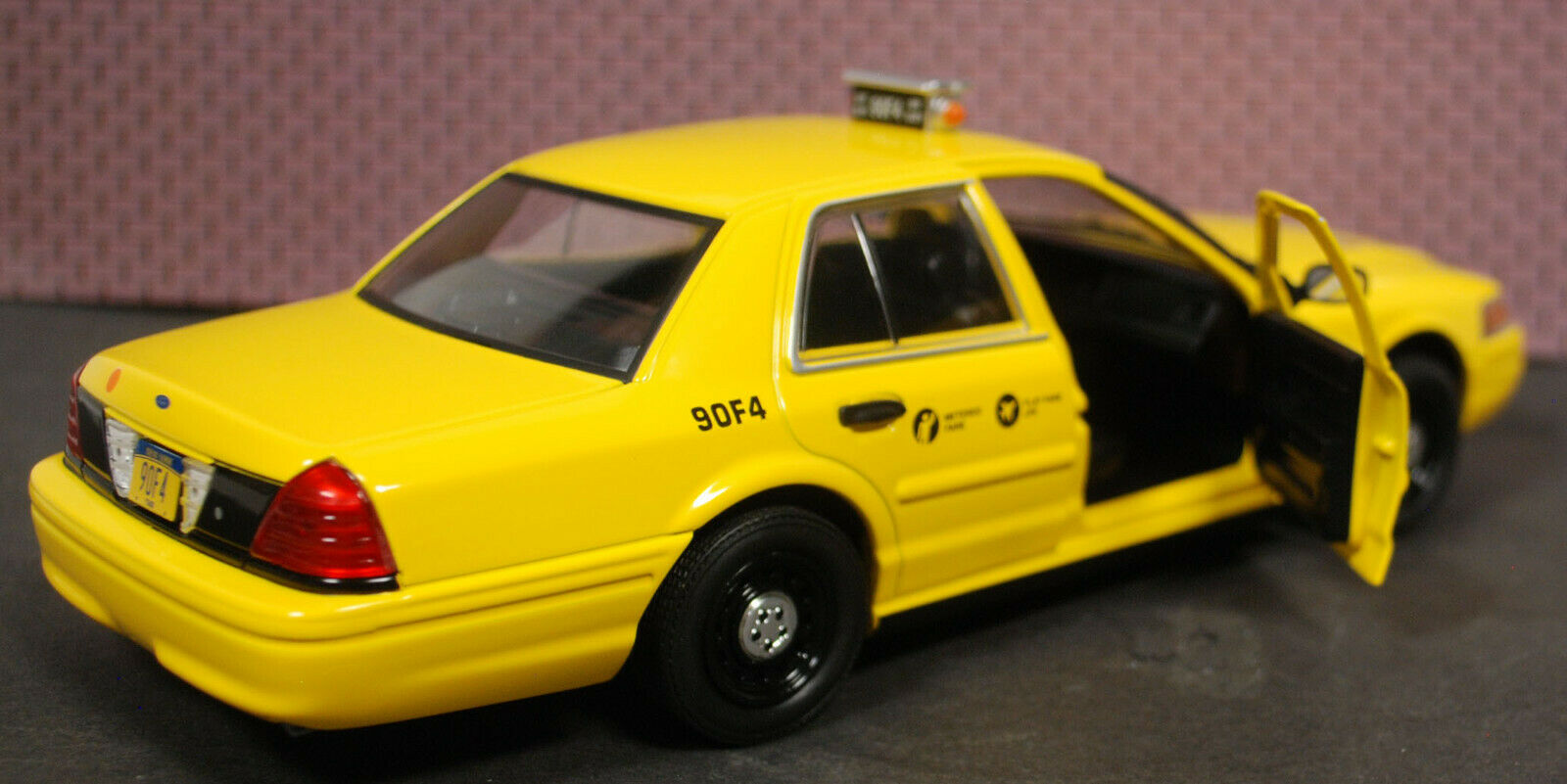 2008 Ford Crown Victoria Taxi John Wick Chapter 2 1:24 Green Light 84113
