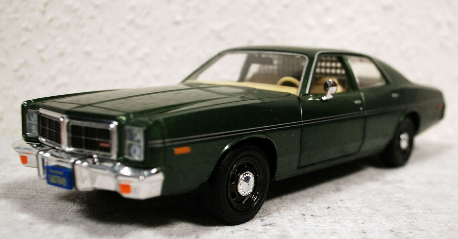 1977 Dodge Monaco Hunter Fernsehserie 1:24 Green Light 84123