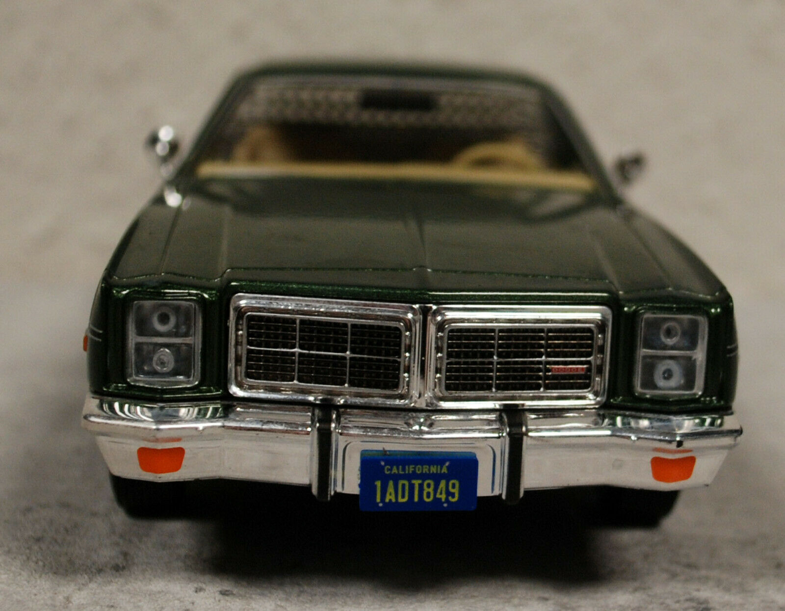 1977 Dodge Monaco Hunter Fernsehserie 1:24 Green Light 84123