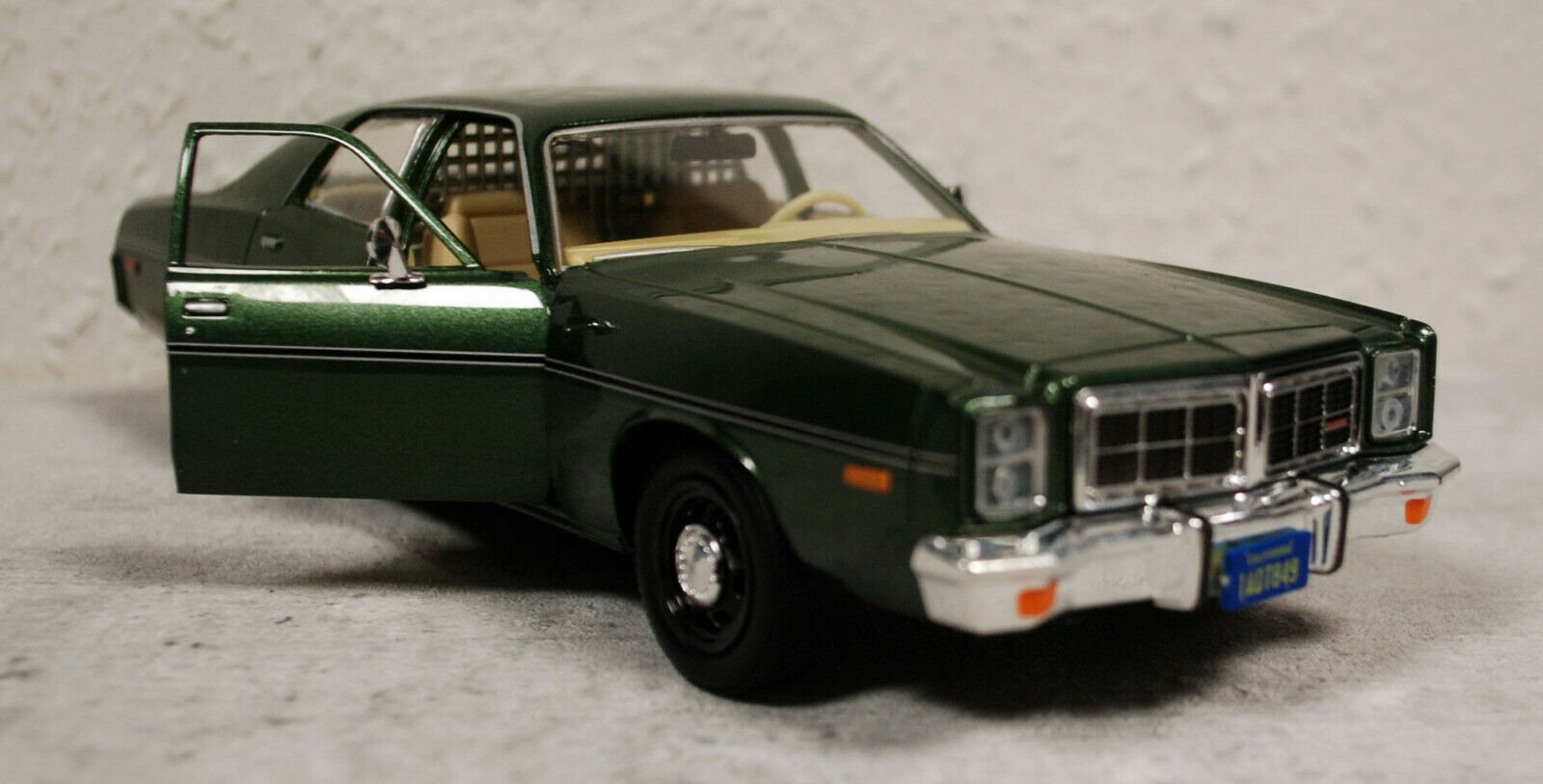 1977 Dodge Monaco Hunter Fernsehserie 1:24 Green Light 84123