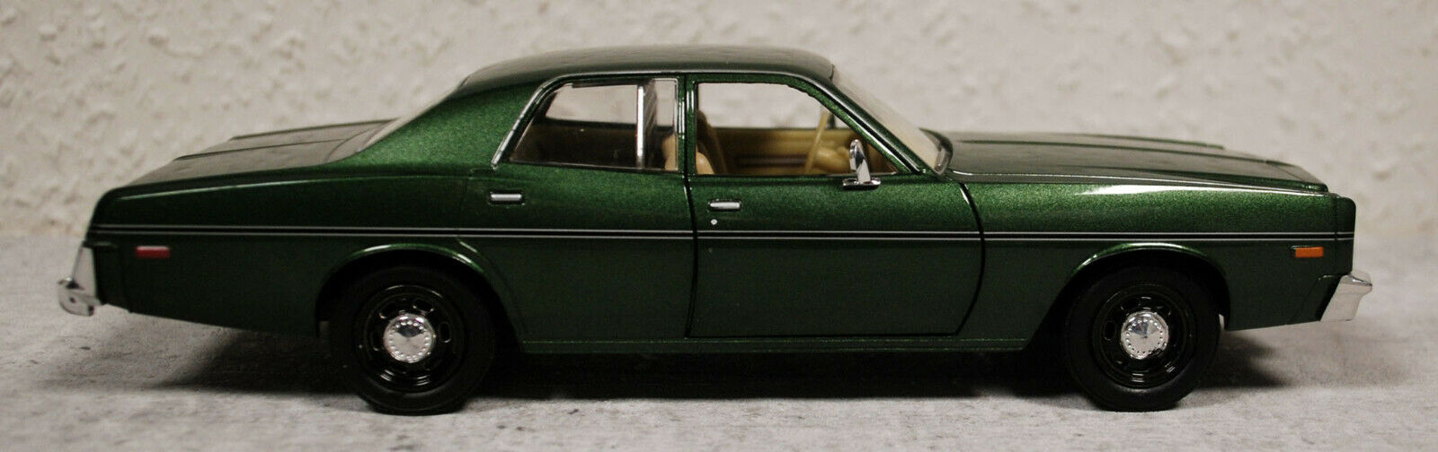 1977 Dodge Monaco Hunter Fernsehserie 1:24 Green Light 84123