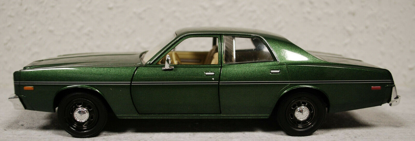 1977 Dodge Monaco Hunter Fernsehserie 1:24 Green Light 84123