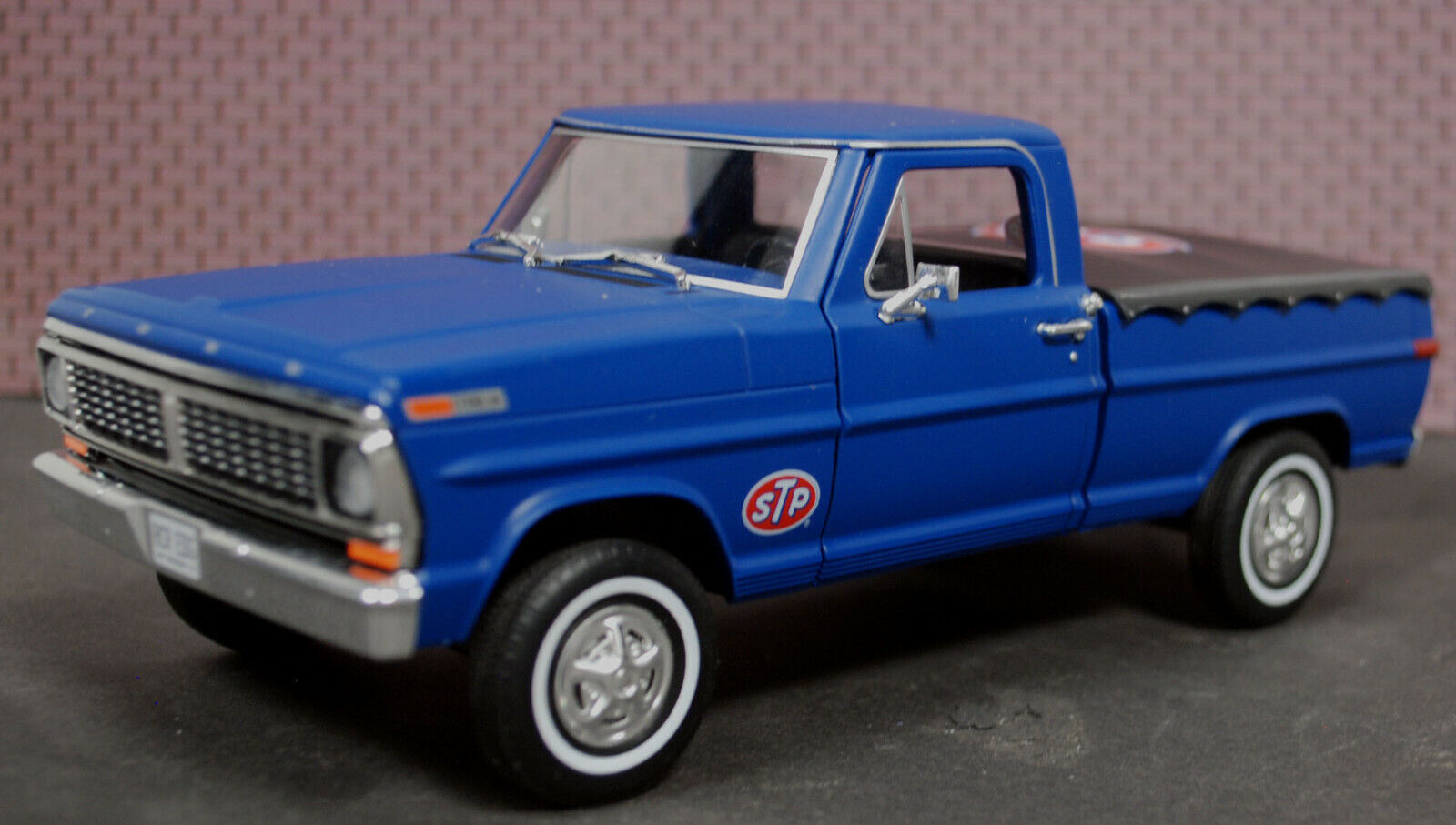 1970 Ford F 100 Pickup STP w. Bed Cover 1:24 Greenlight 85053