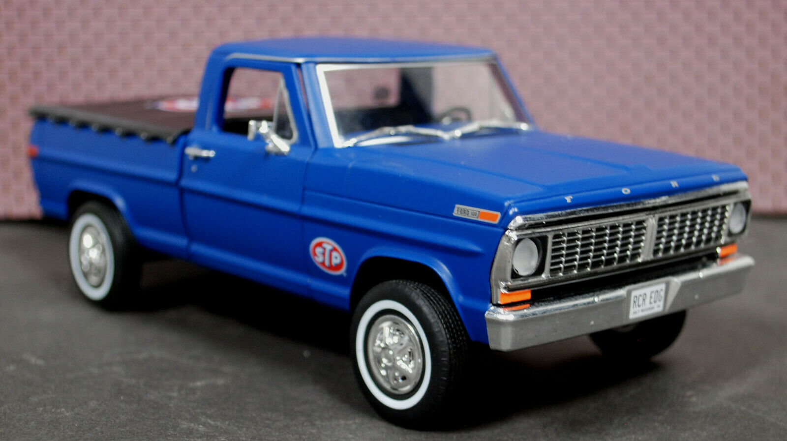 1970 Ford F 100 Pickup STP w. Bed Cover 1:24 Greenlight 85053