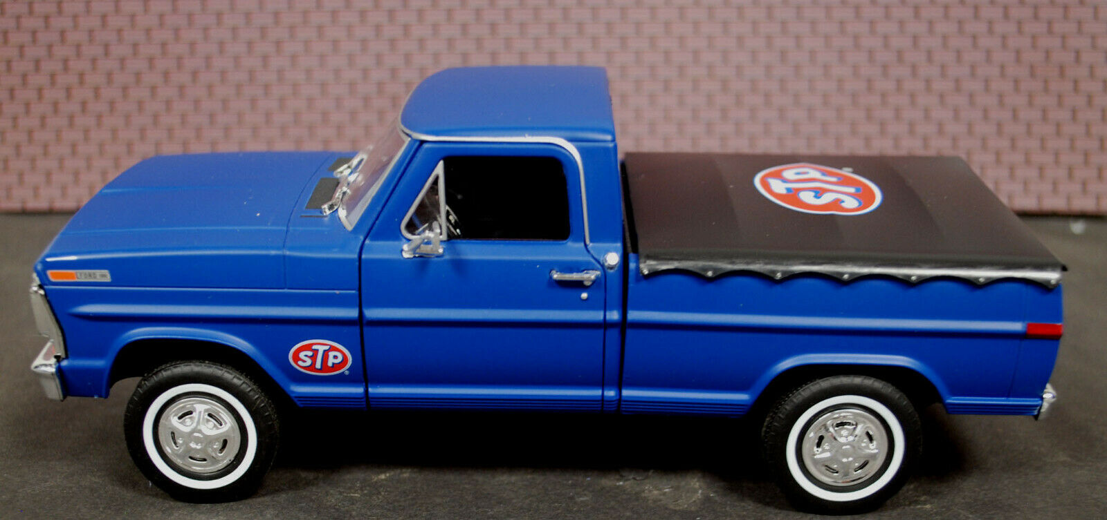 1970 Ford F 100 Pickup STP w. Bed Cover 1:24 Greenlight 85053